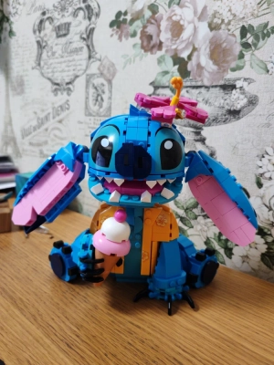 8344250-large-review-sidyachiy-stich-3d.webp