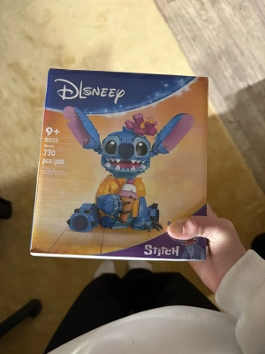 8344253-large-review-sidyachiy-stich-3d.webp